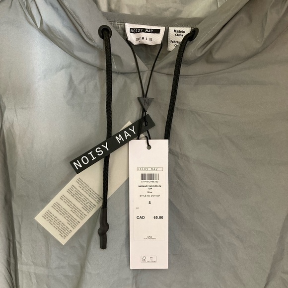 Noisy May Hooded reflective crop. - Picture 3 of 4